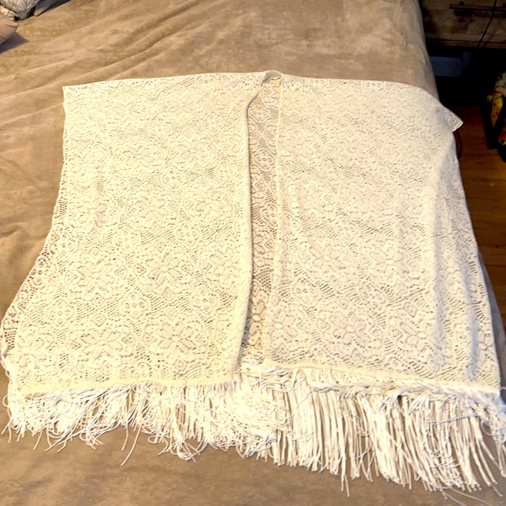 Women’s one size lace kimono it is a off white/cream color.